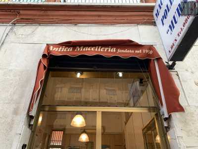 Altra famiglia storica di macellai � quella dei Bux. Oggi a Bari si contano quattro negozi a nome Bux: in via Calefati, viale Unit� d�Italia, via Crispi e via Murat. Noi ci rechiamo proprio in quest�ultima: la pi� antica di tutte, fondata nel 1950 alle spalle del liceo Orazio Flacco
